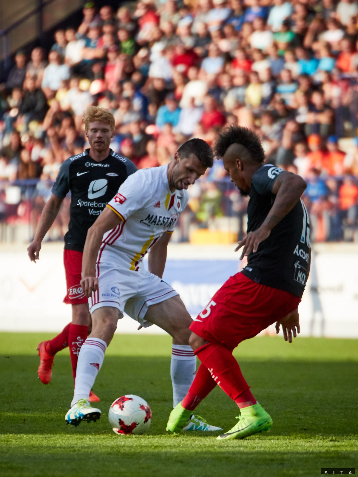 Nermin Haskič (Ružomberok, vľavo) bojuje o...