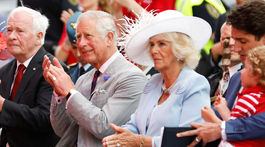 Princ Charles (druhý sprava) a jeho manželka Camilla, vojvodkyňa z Cornwallu