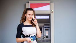 Hotovosť banka vydá za poplatok štyri eurá