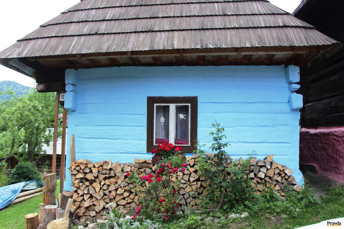 Domček aj predkovia natierali namodro.