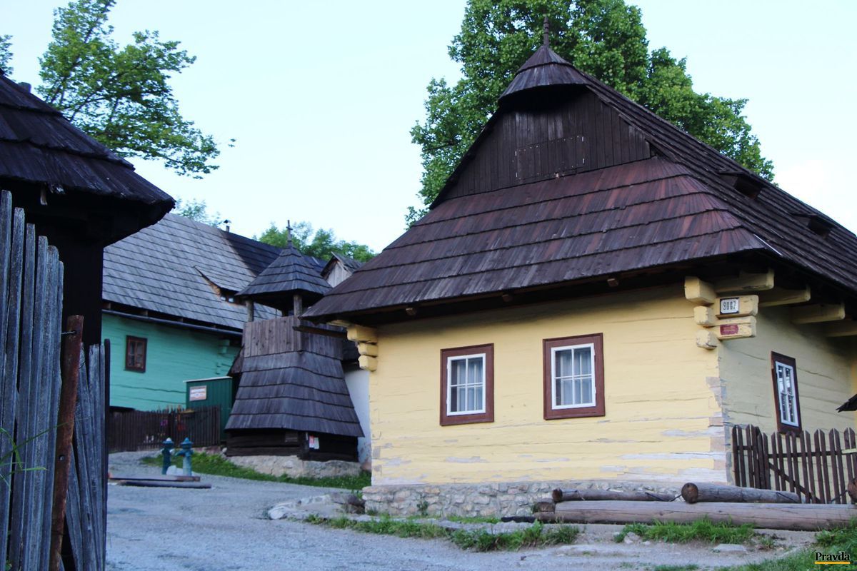 Vlkolínec. Osada farebných dreveníc, z ktorých stále dýcha život