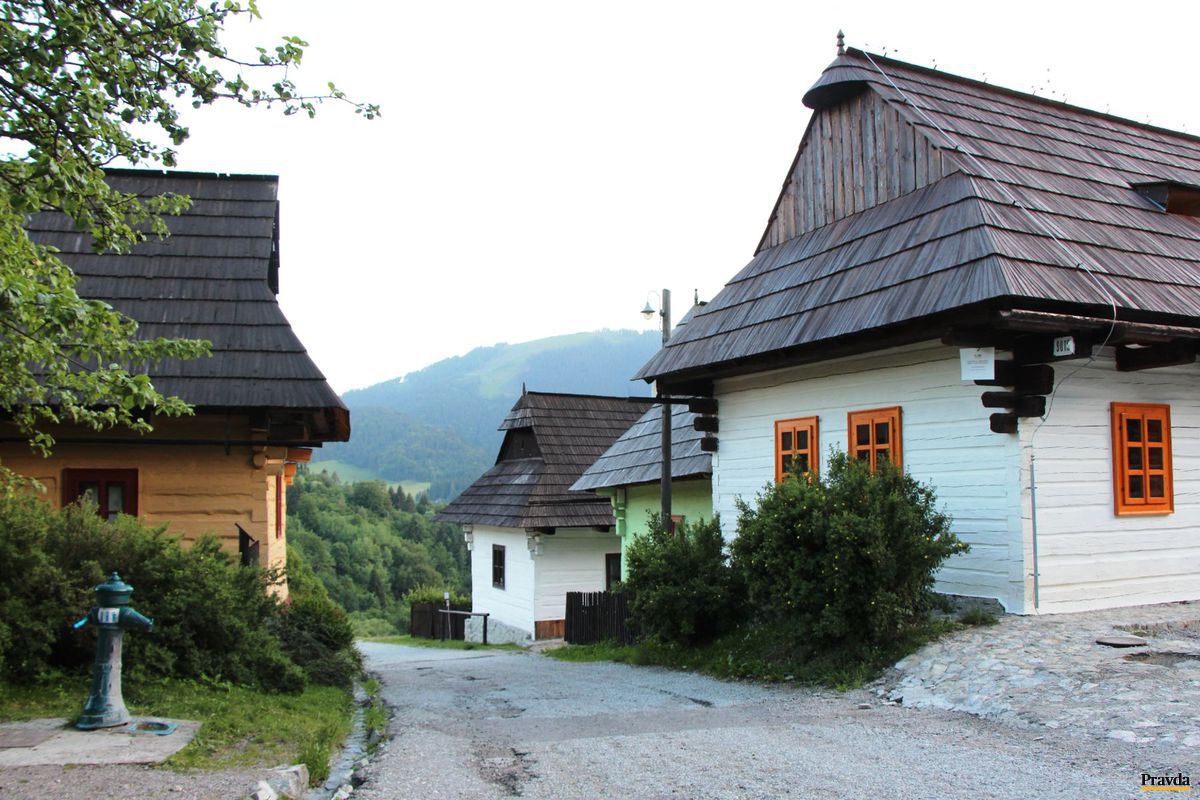 Potok uprostred ulíc tečie zo svahov Sidorova v...