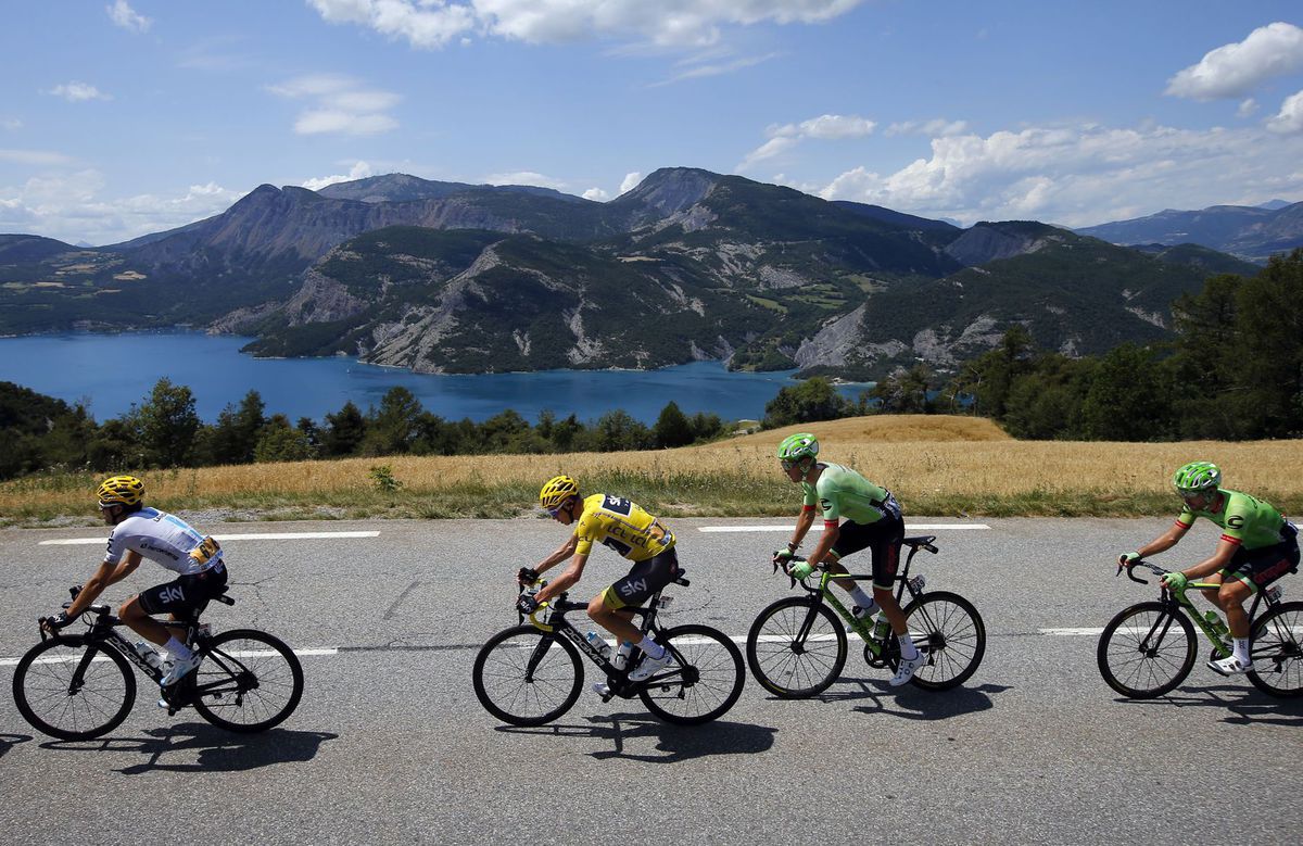 Chris Froome v žltom drese počas 18. etapy Tour...