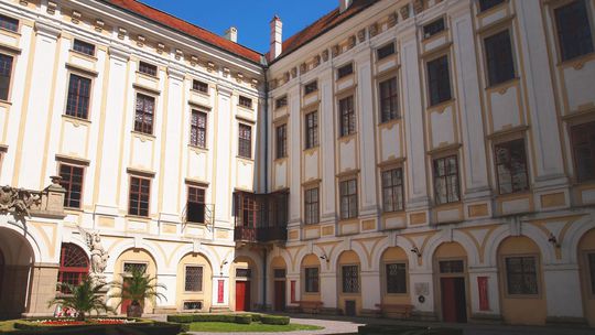 Arcibiskupský zámok slúžil ako reprezentačné...