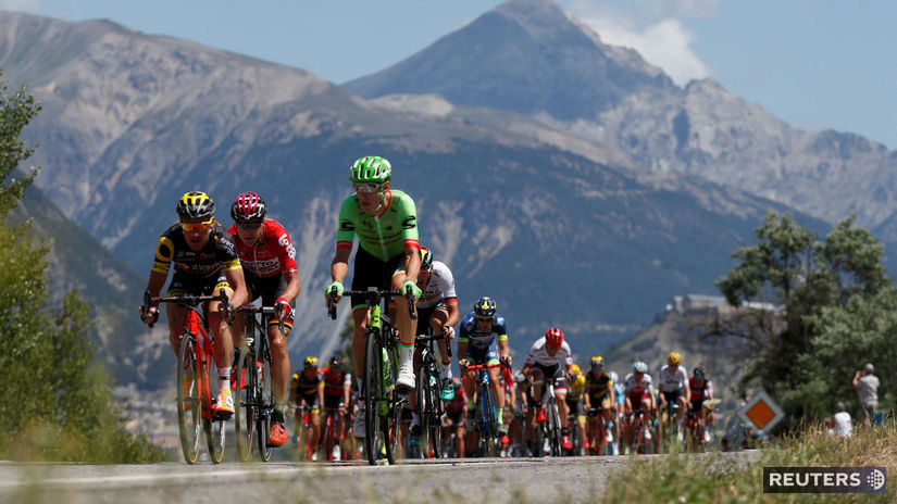 Čelo pelotónu počas 18. etapy Tour de France.
