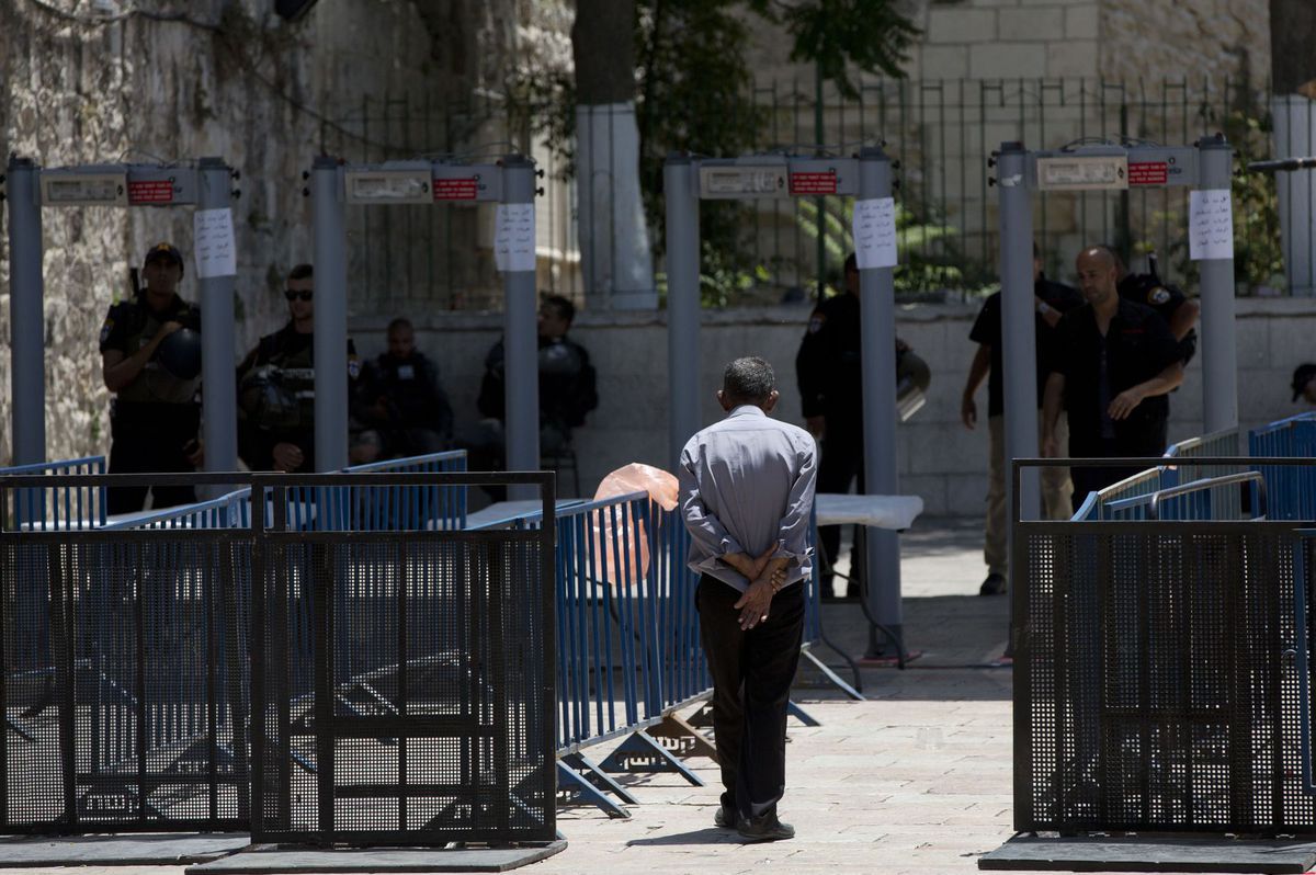 Palestínčan kráča smerom k detektorom kovov...
