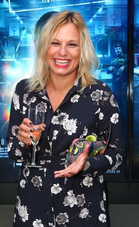 Niekdajšia moderátorka Linda Wagnerová v mužskej spoločnosti. 