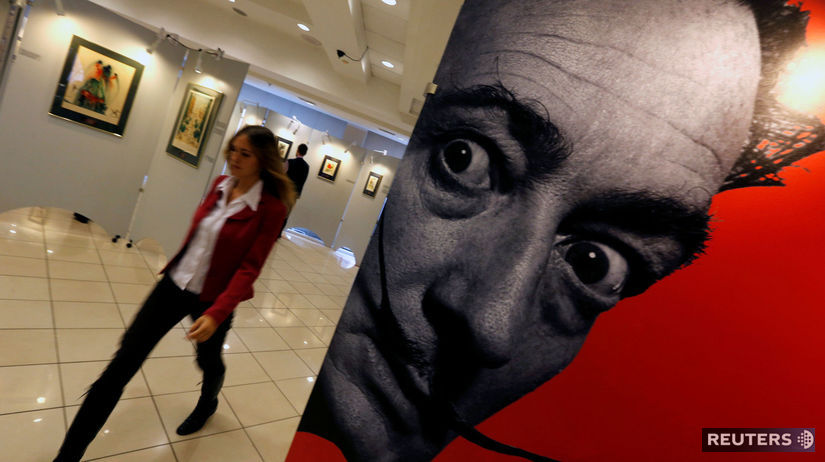 Portrét Salvadora Dalího z výstavy v Petrohrade.