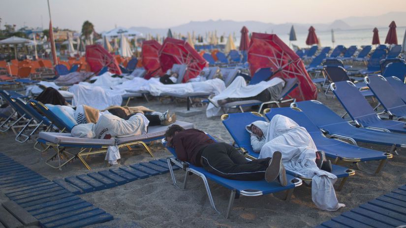 Turisti spia na plážových ležadlách na pláži...