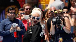 Speváčka Christina Aguilera pózuje fotografom. 