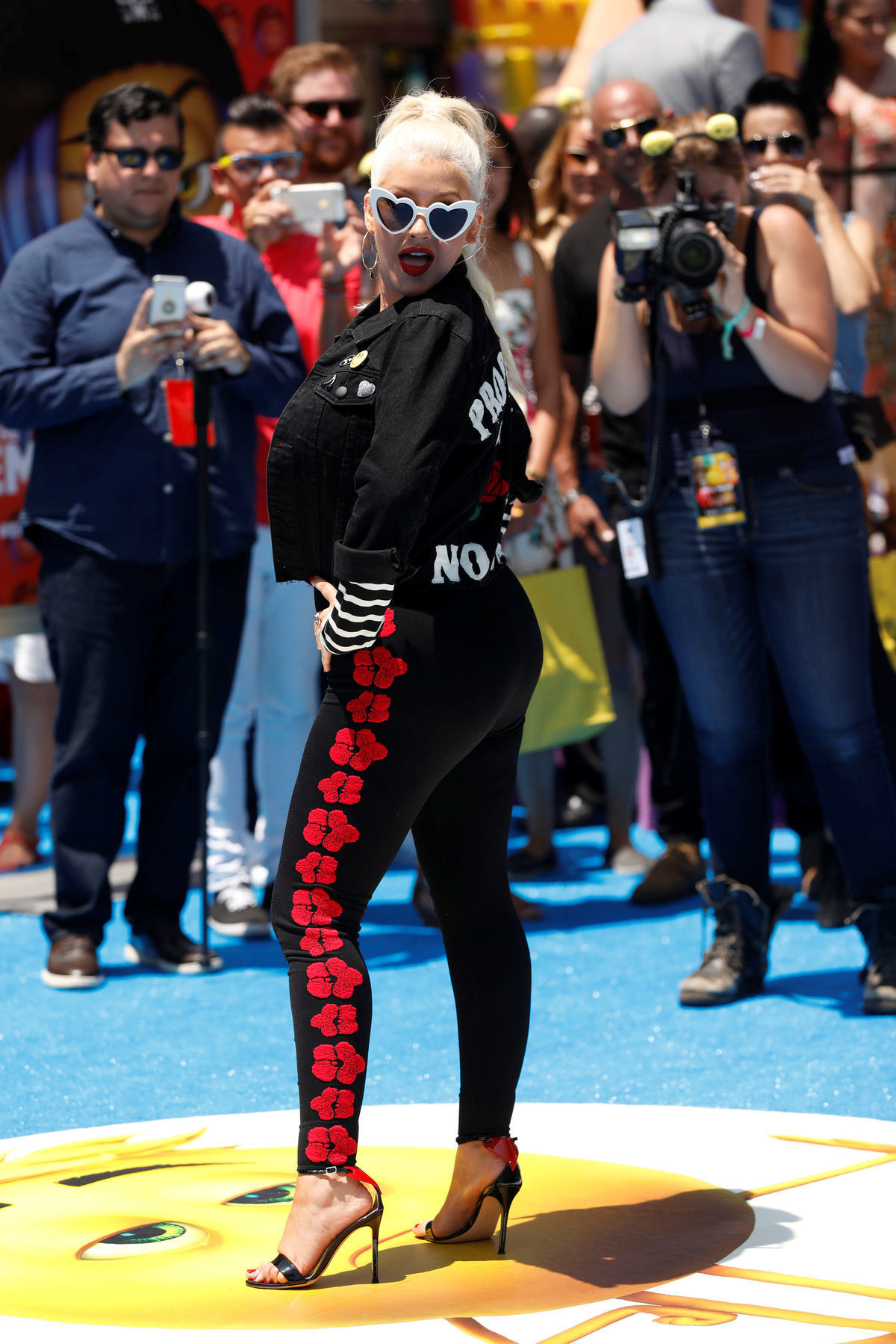Speváčka Christina Aguilera pózuje fotografom.