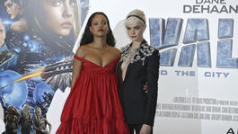Cara Delevingne (vpravo) a Rihanna 