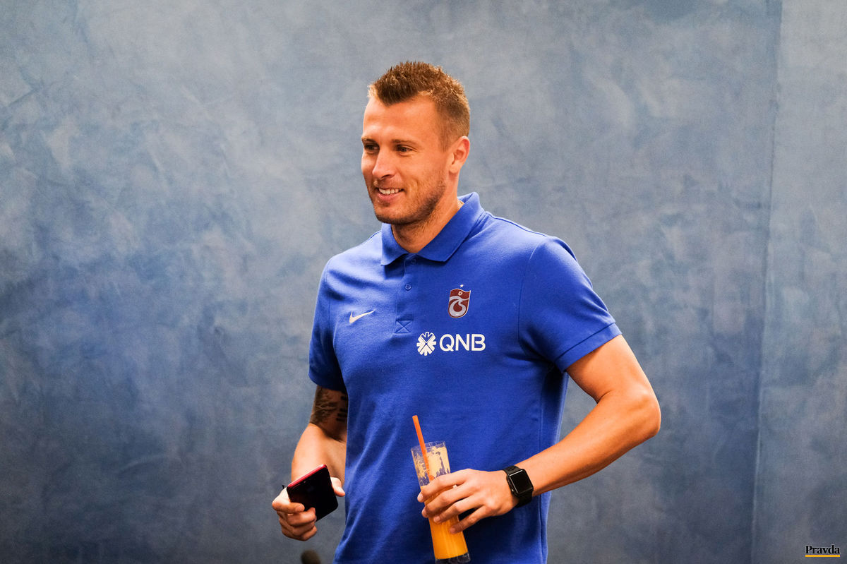 Ján Ďurica na tlačovej konferencii Trabzonsporu.