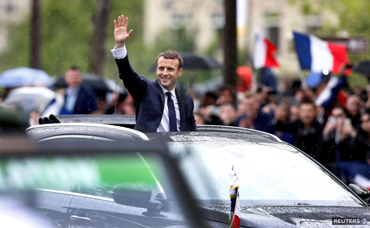 Spokojnosť Francúzov s Emmanuelom Macronom po...