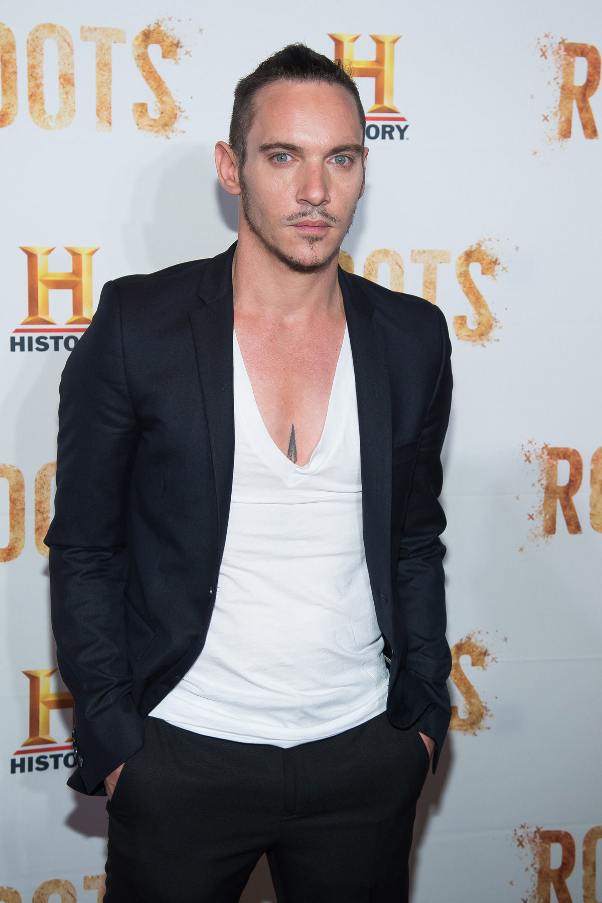 Herec Jonathan Rhys Meyers na zábere z premiéry...