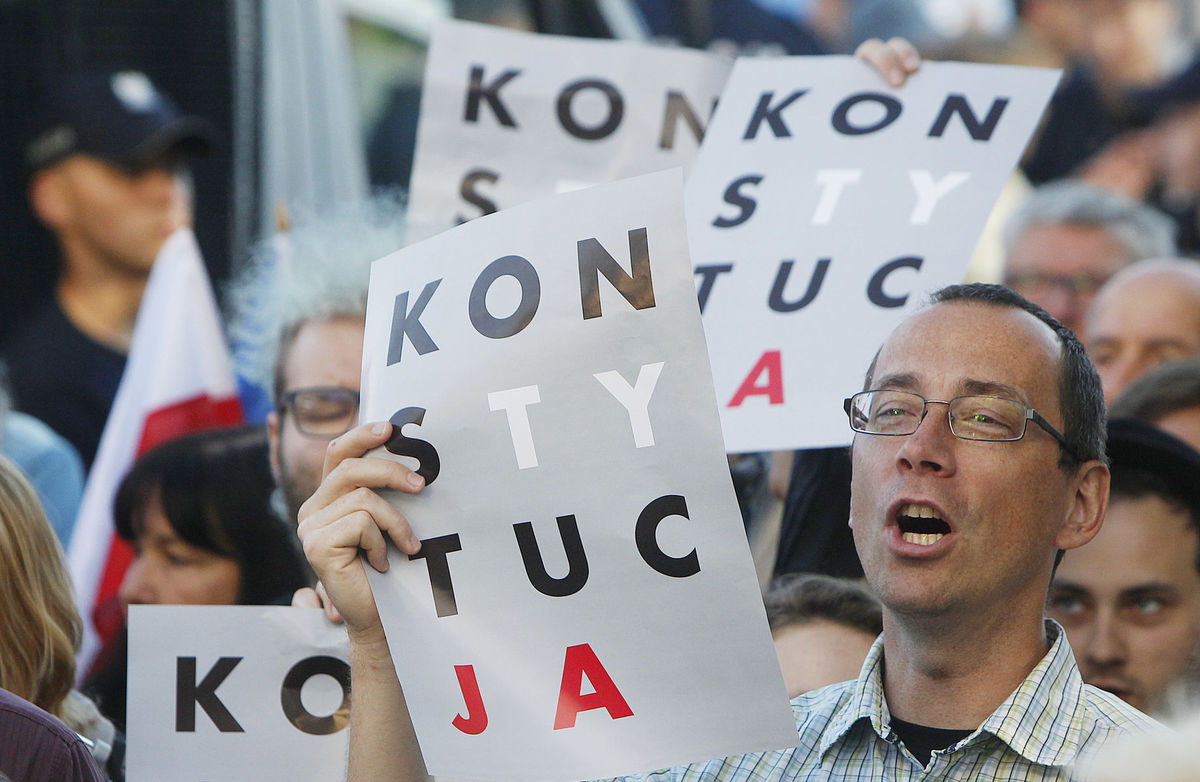 Ľudia protestujú proti kontroverznej súdnej...