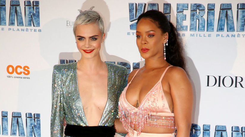 Rihanna (vpravo) a modelka a herečka Cara...