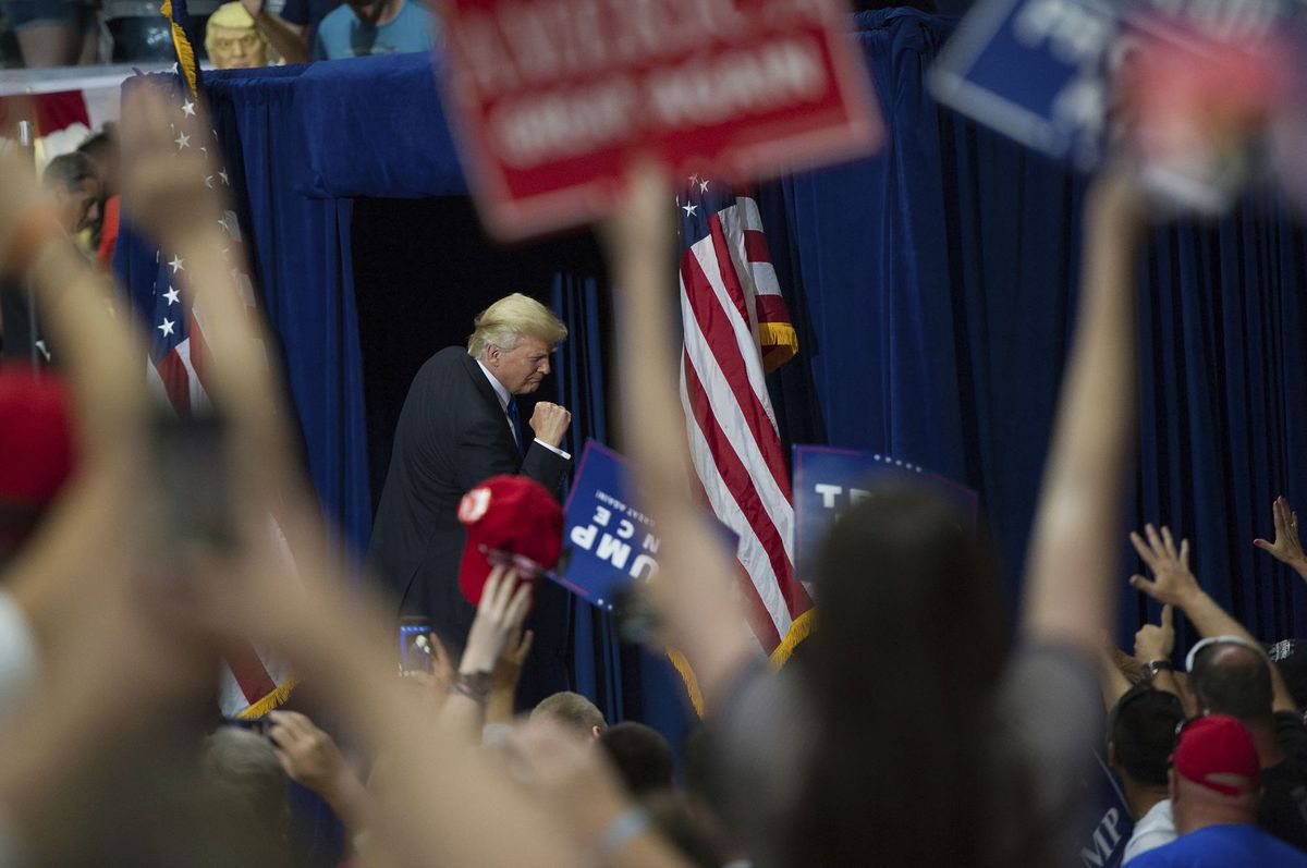 Americký prezident Donald Trump zdraví dav pri...