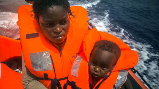 Najmenej 61 migrantov zrejme zahynulo pri potopení ich lode pri Líbyi