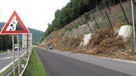 Padajúce kamene vystrašili aj vodičov na R2 pri Zvolene