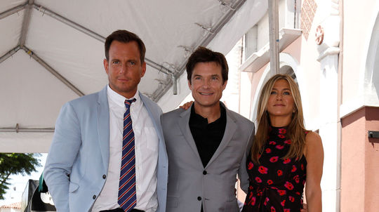 Zľava: Will Arnett, Jason Bateman a Jennifer...