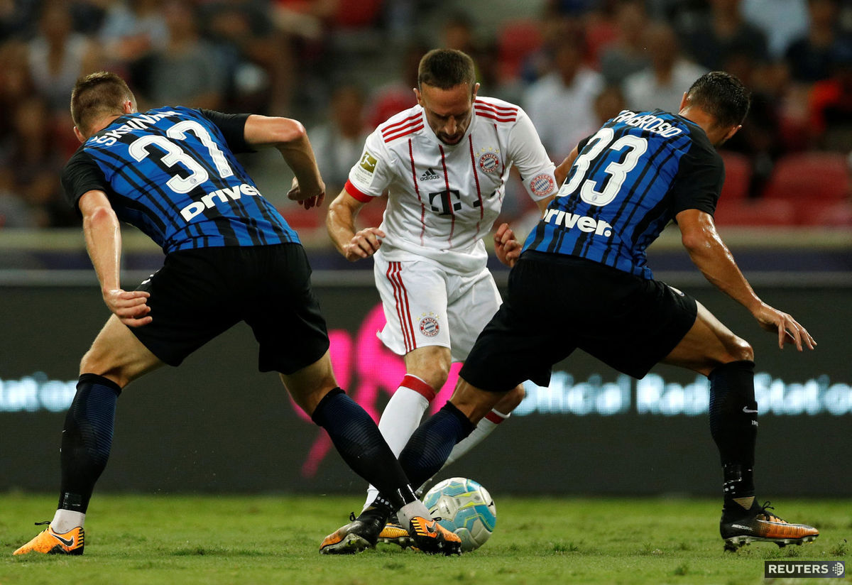 Milan Škriniar (vľavo) so spoluhráčom z Interu...