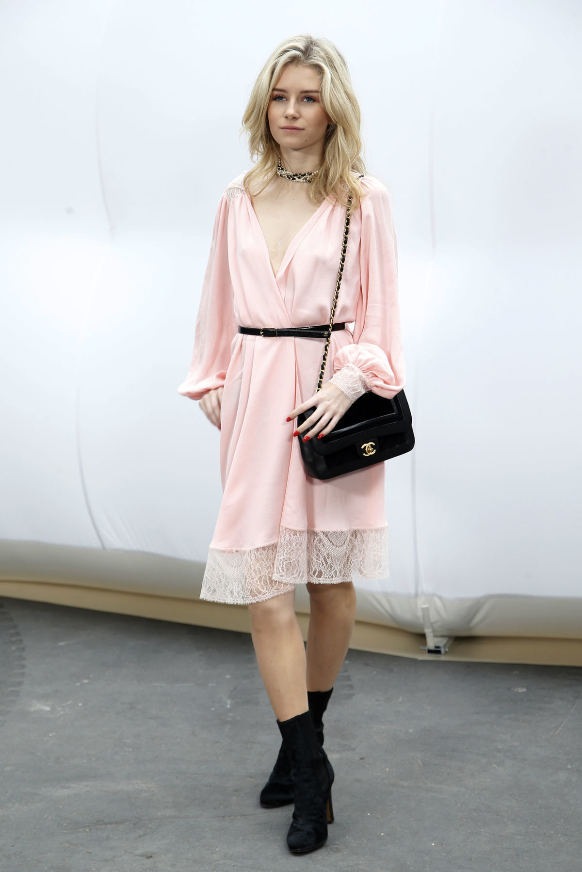 Modelka Lottie Moss s kabelkou značky Chanel.