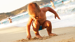 V Makarskej sa začali tvrdo vysporadúvať s ľuďmi, ktorí blokujú miesto na pláži