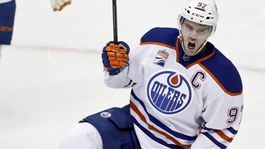 Noc bez Slovákov. Edmonton zdolal New Jersey, McDavid s troma asistenciami