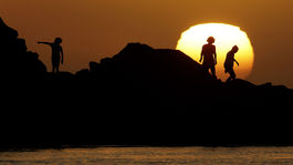 Podzemné letovisko vytesané do skaly sľubuje luxus. A čo ľudské práva?