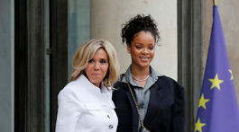 Rihanna (vpravo) v spoločnosti Brigitte Macron