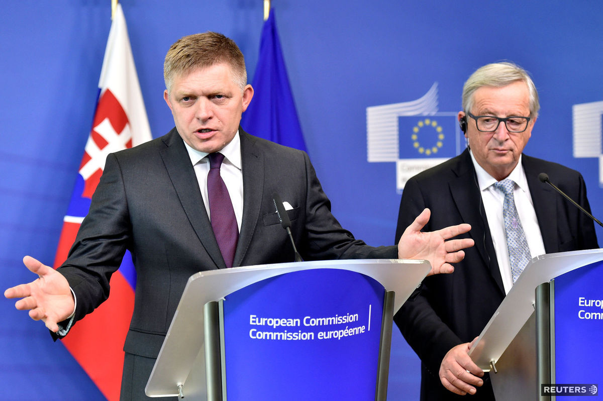 Slovenský premiér Robert Fico a šéf Európskej...