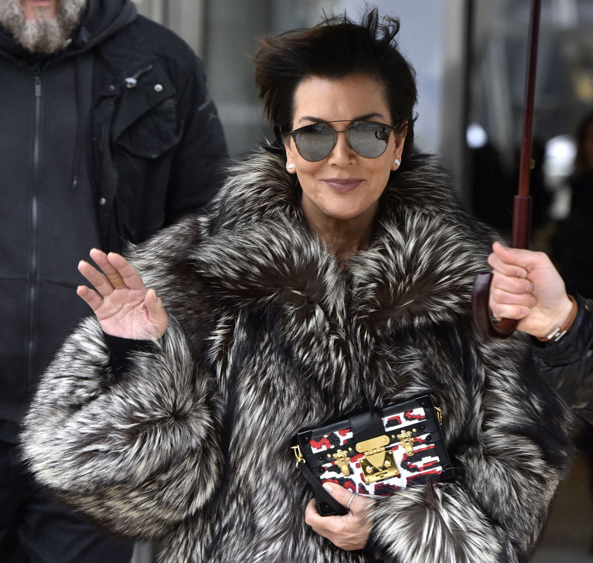 Televízna osobnosť Kris Jenner s kabelkou...