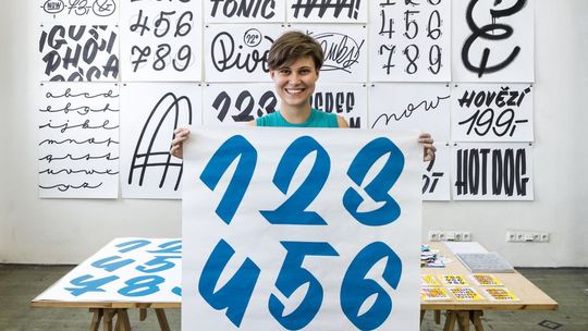 Petra Dočekalová so svojim autorským písmom...