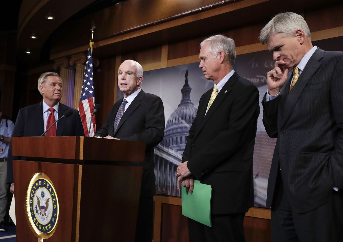 (Zľava) Senátori Lindsey Graham, John McCain,...
