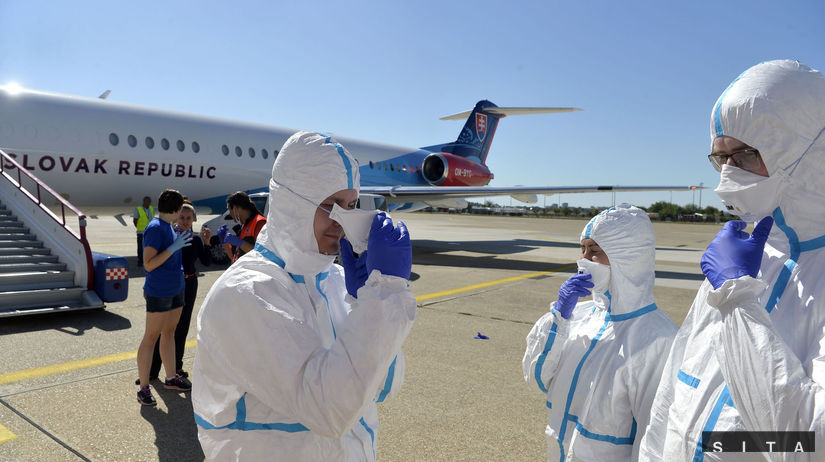 Pri prevoze pomáhali zdravotníci z Nemocnice...