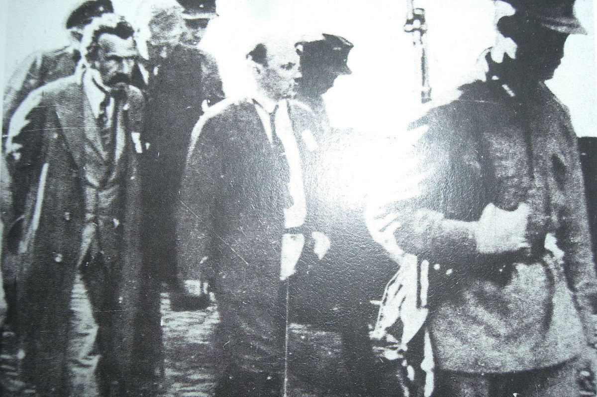 Príslušníci NKVD odvádzajú bývalých sovietskych...