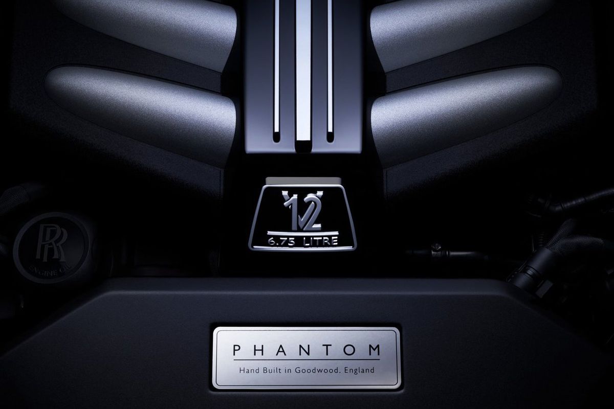 Pod kapotou je opäť 12-valec s ikonickým...