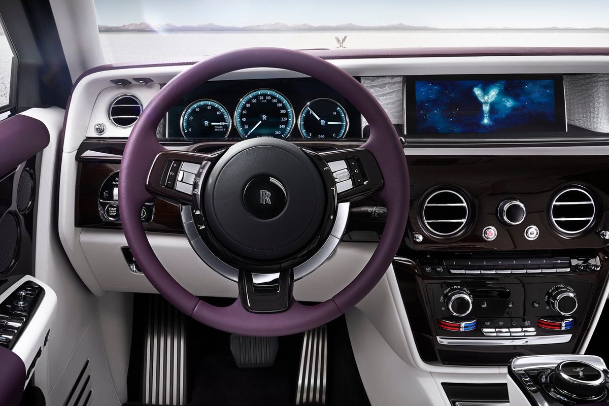 V kabíne sa mieša moderna v podobe displejov a...