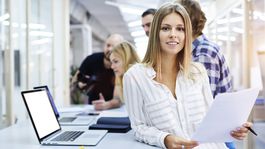 Absolventi vysokých škôl sú na pracovnom trhu vo výhode