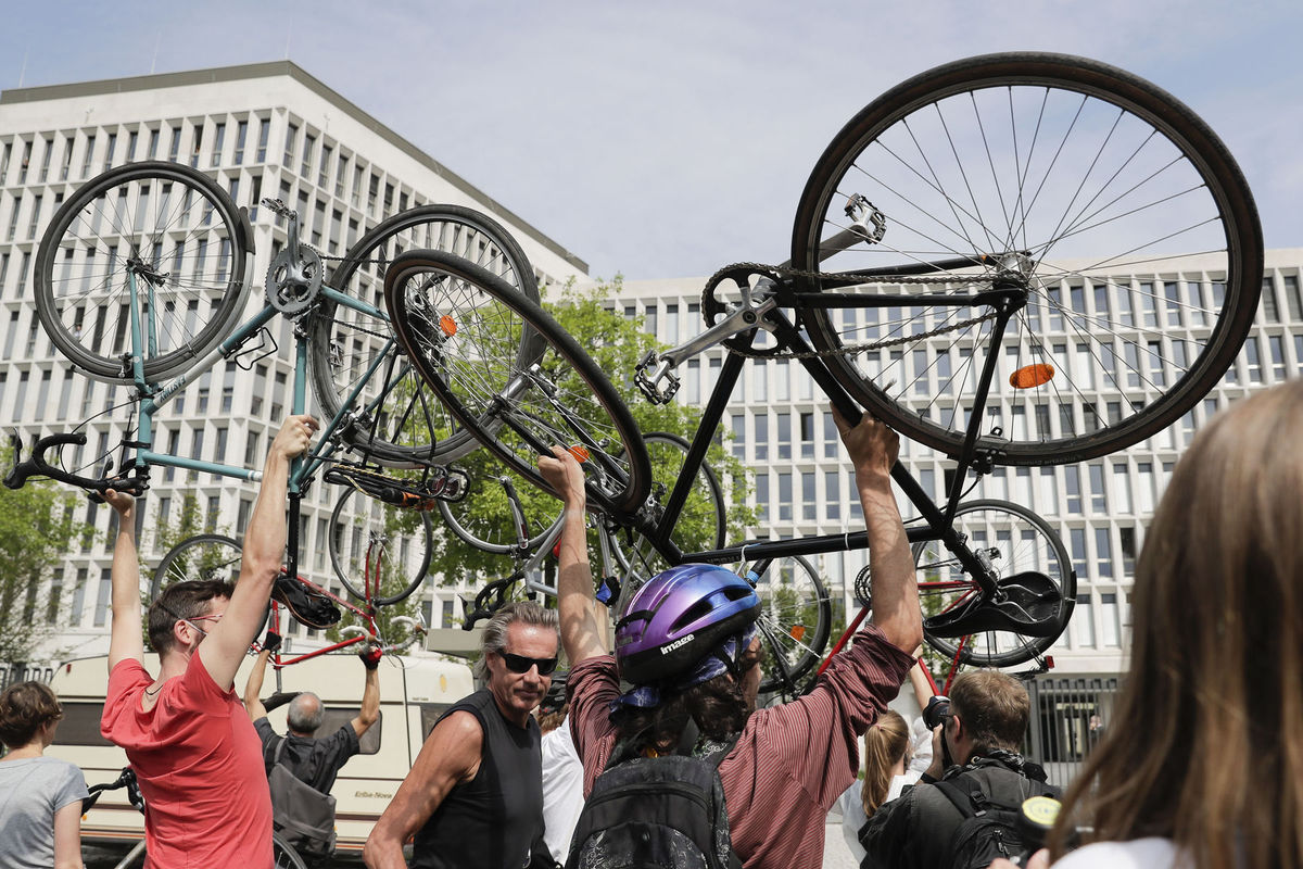 Protestujúci pred nemeckým ministerstvom...