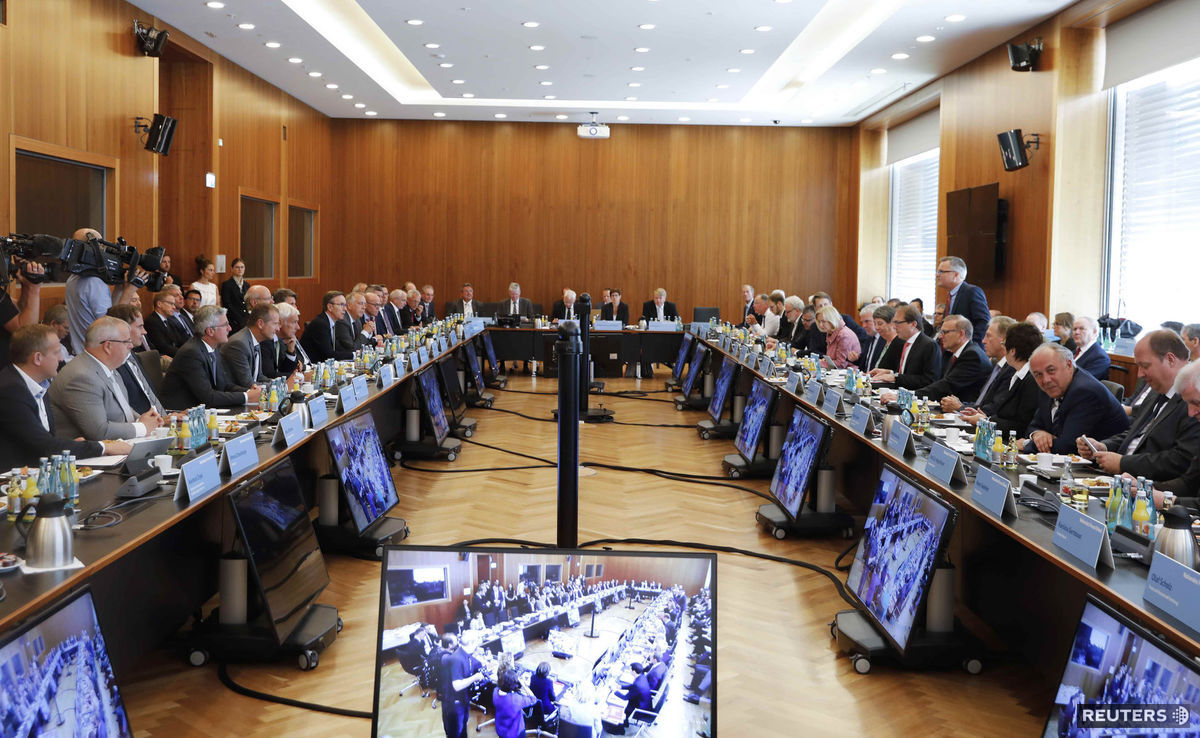 Šéfovia nemeckých automobiliek na takzvanom...