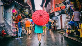 dáždnik, Čína, Japonsko, mesto, dážď, prší, počasie, trh, trhovisko, stánky, žena, cestovanie, turistka,
