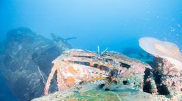 Vraky lodí znesväcujú zberači kovov