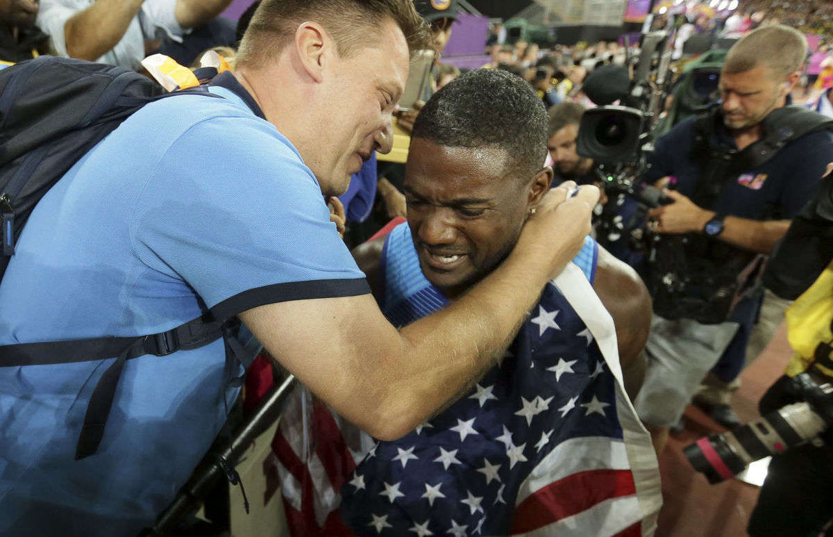 Dojatý Justin Gatlin po triumfe v behu na 100 m...