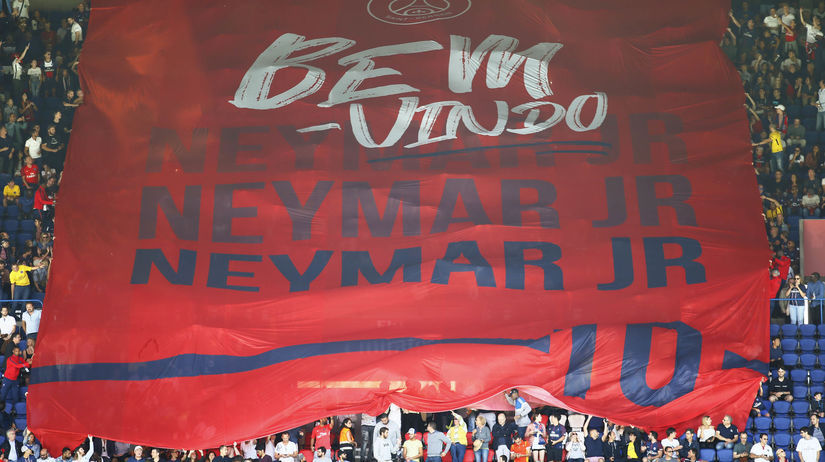 Transparent na tribúne štadióna Paríža St....