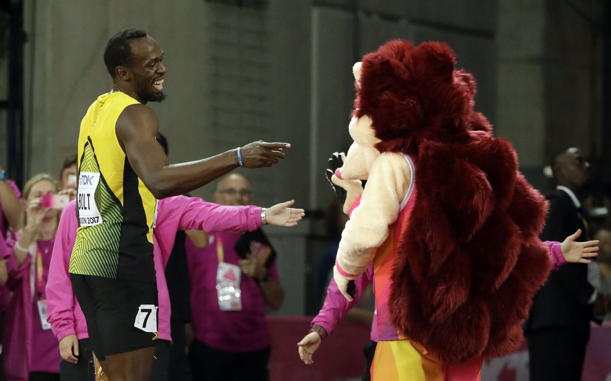 Usain Bolt vtipkuje s maskotom MS v Londýne.