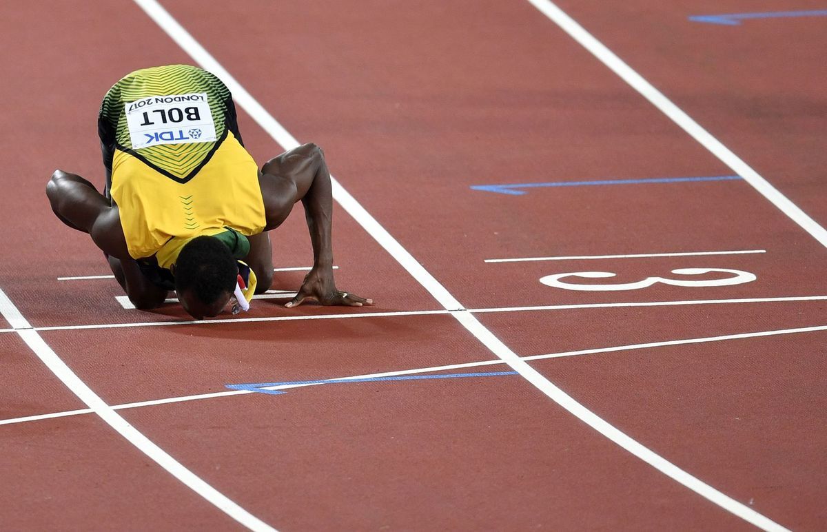 Usain Bolt bozkáva londýnsku dráhu, na ktorej...