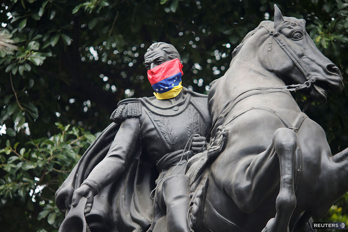 Venezuelská vlajka omotaná okolo sochy...