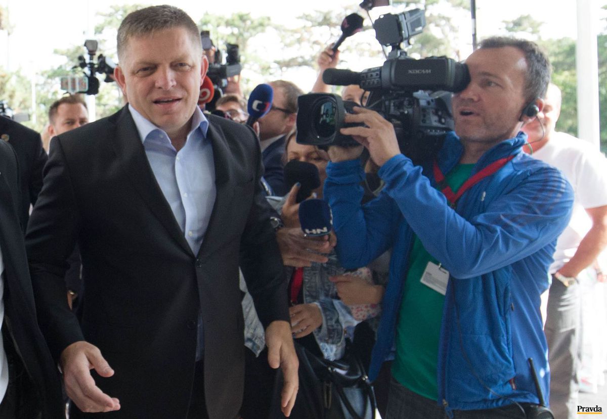 Premiér Robert Fico prichádza na zasadanie...